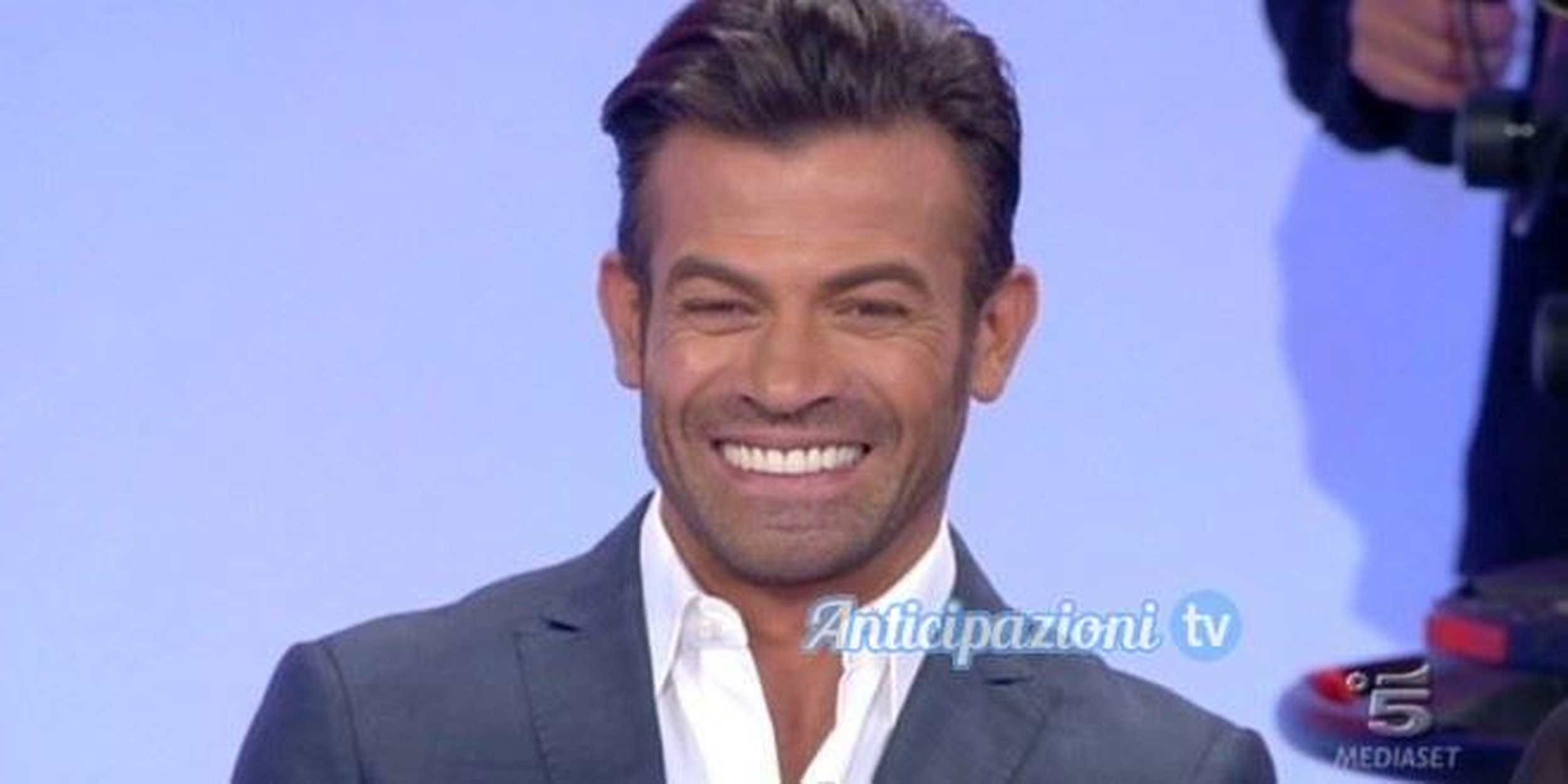 News Uomini e Donne: la terribile gaffe del sito ufficiale che riguarda Gianni Sperti