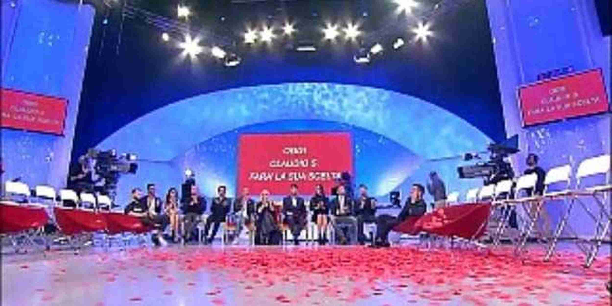 Uomini e Donne news, famoso tronista molestato da una donna
