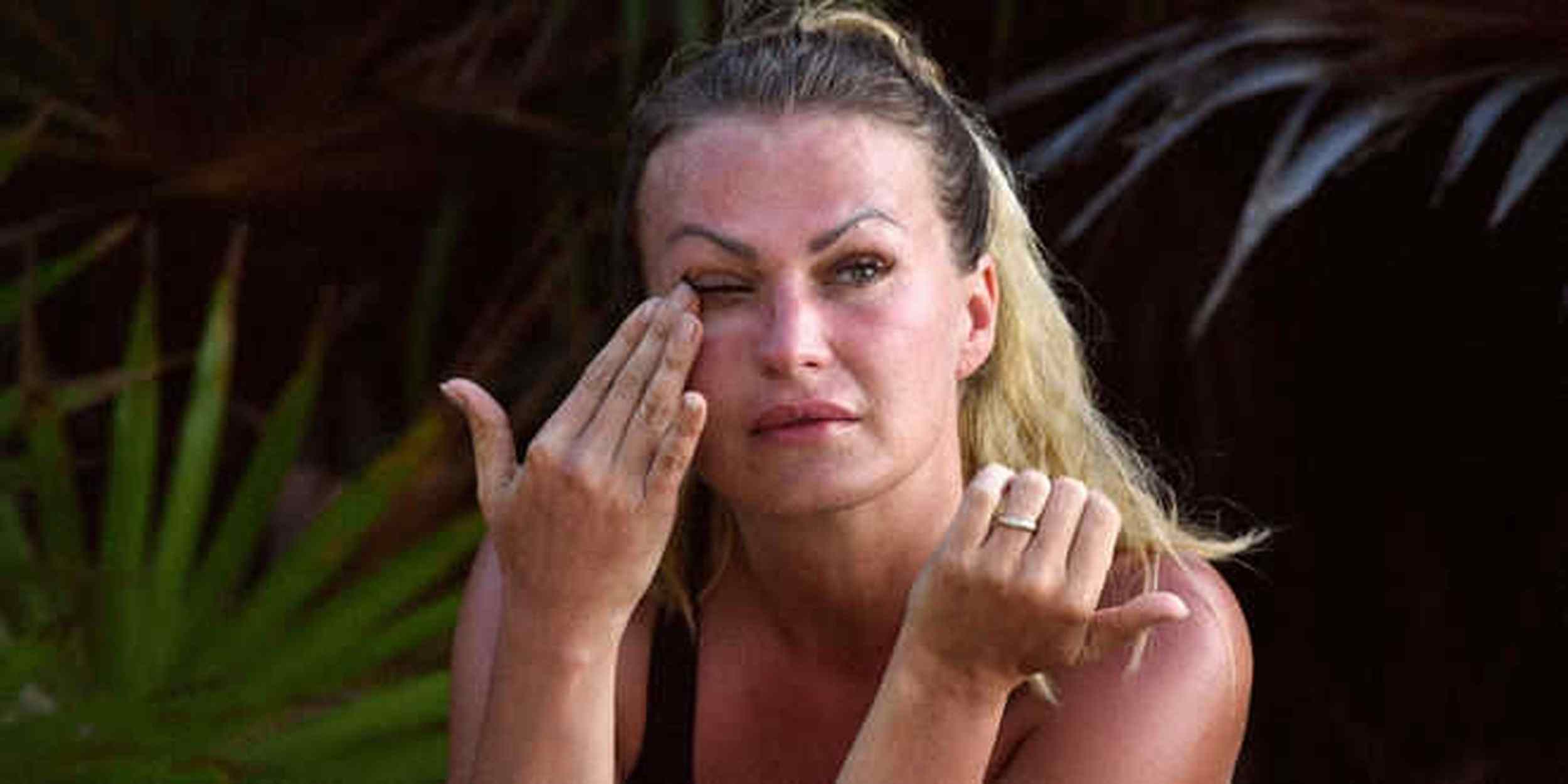 Isola dei Famosi 2018, dietro il corna-gate c'è sempre la Henger?