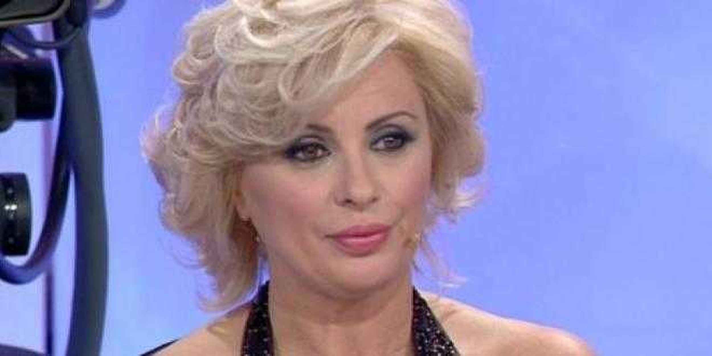Uomini e Donne news: Tina Cipollari umiliata e sommersa di critiche