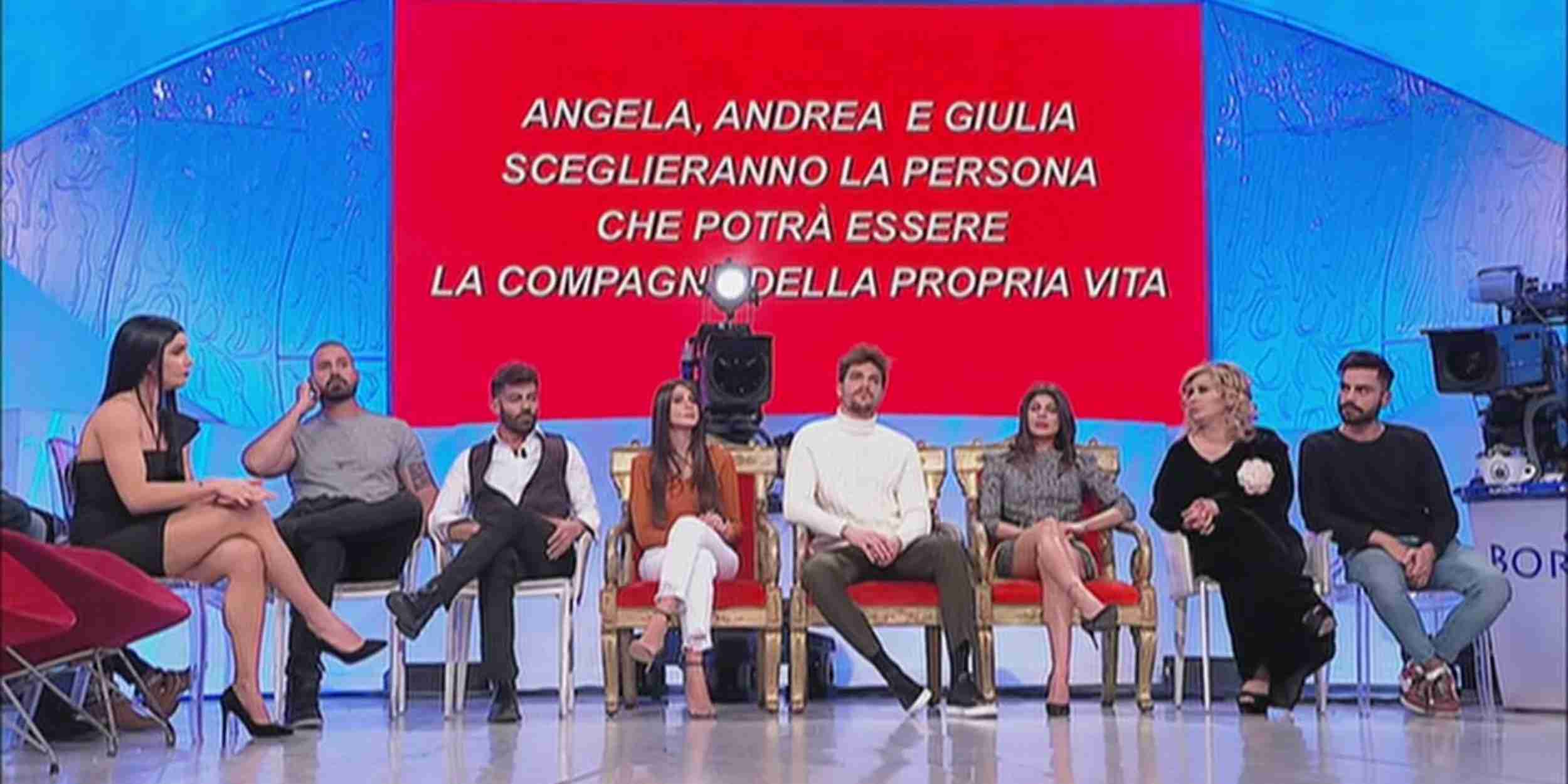 Uomini e Donne anticipazioni, nuova registrazione del trono classico: nuovi baci e una lite
