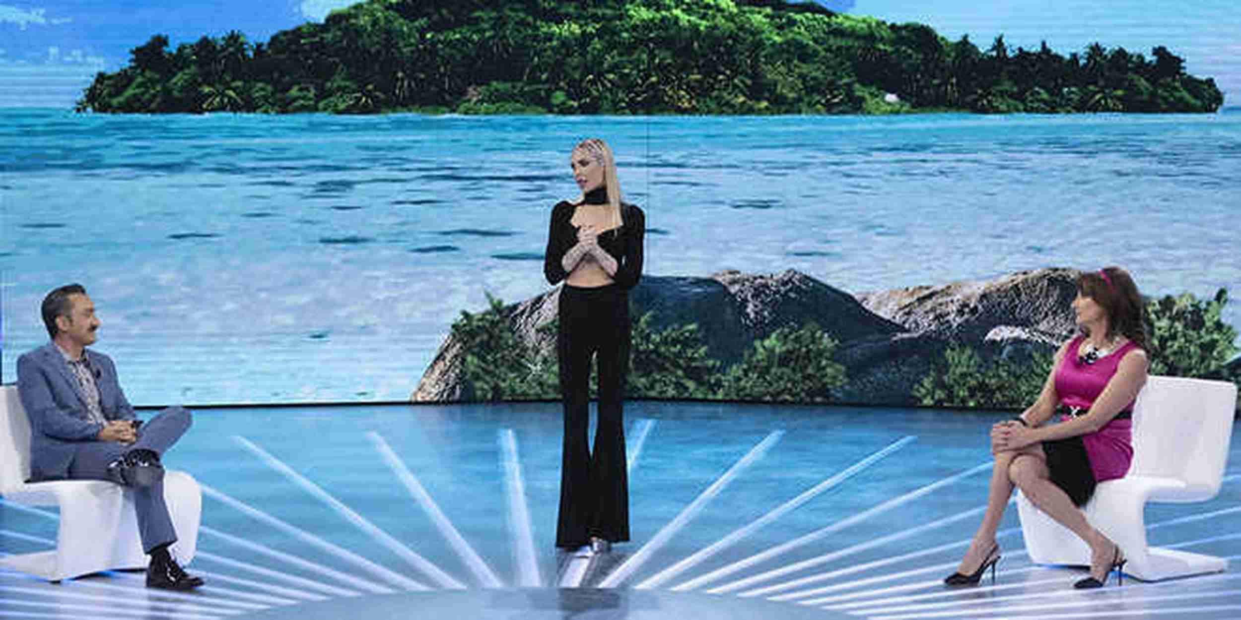 Isola dei Famosi, anticipazioni 22 aprile 2022: Jeremias in studio, scintille con Luxuria
