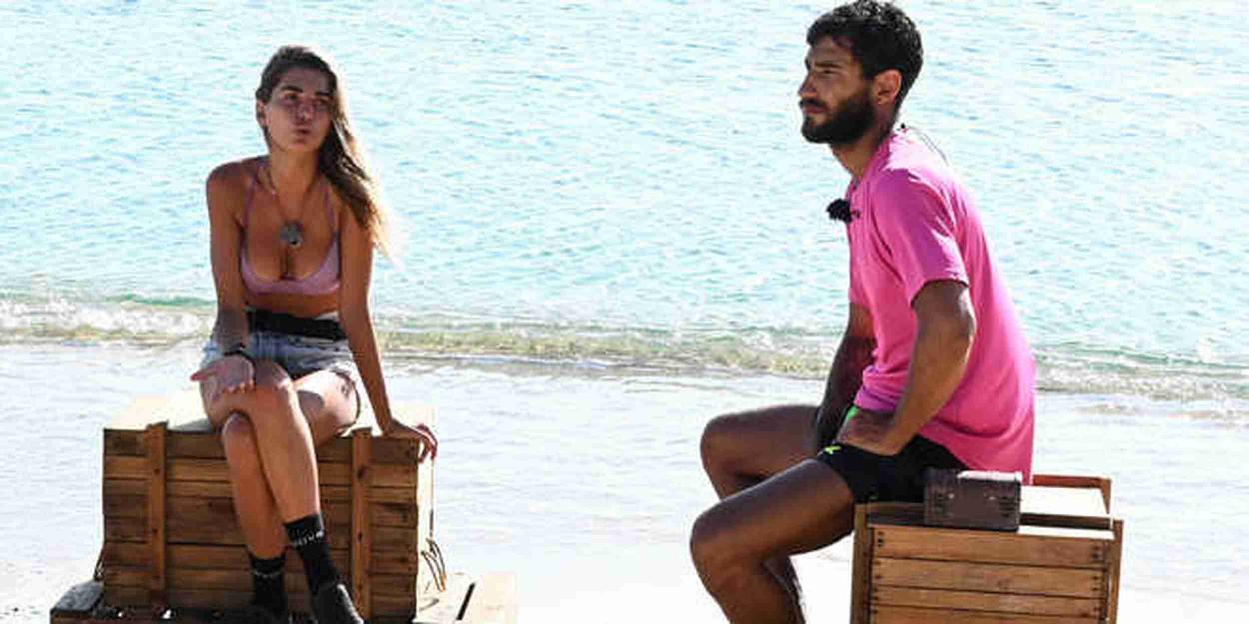 Isola dei Famosi, Estefania e Roger si smascherano a vicenda: “Mi ha chiesto di fingere”
