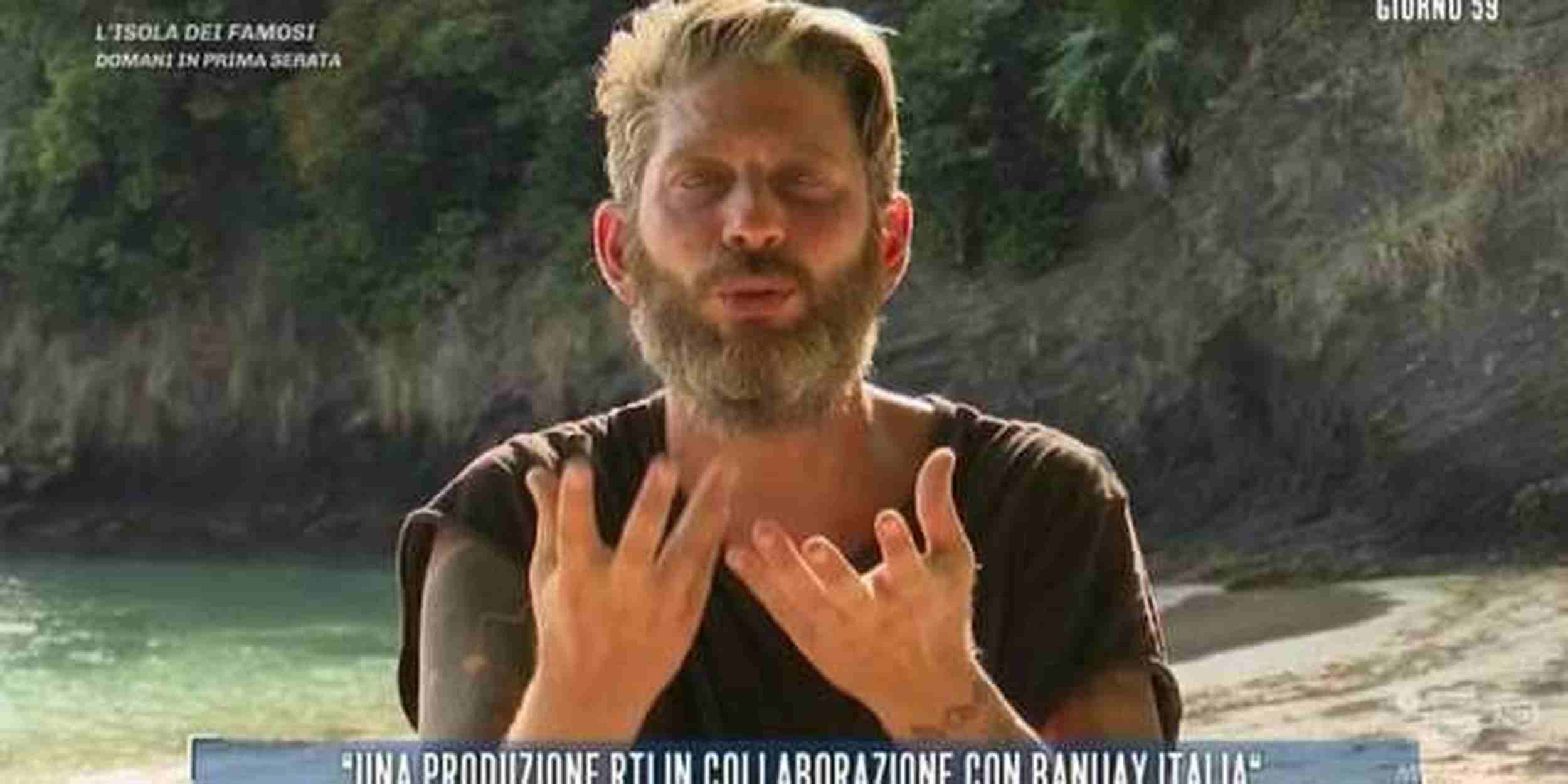 Isola dei Famosi 2022, Edoardo Tavassi portato via in lacrime: il grave infortunio