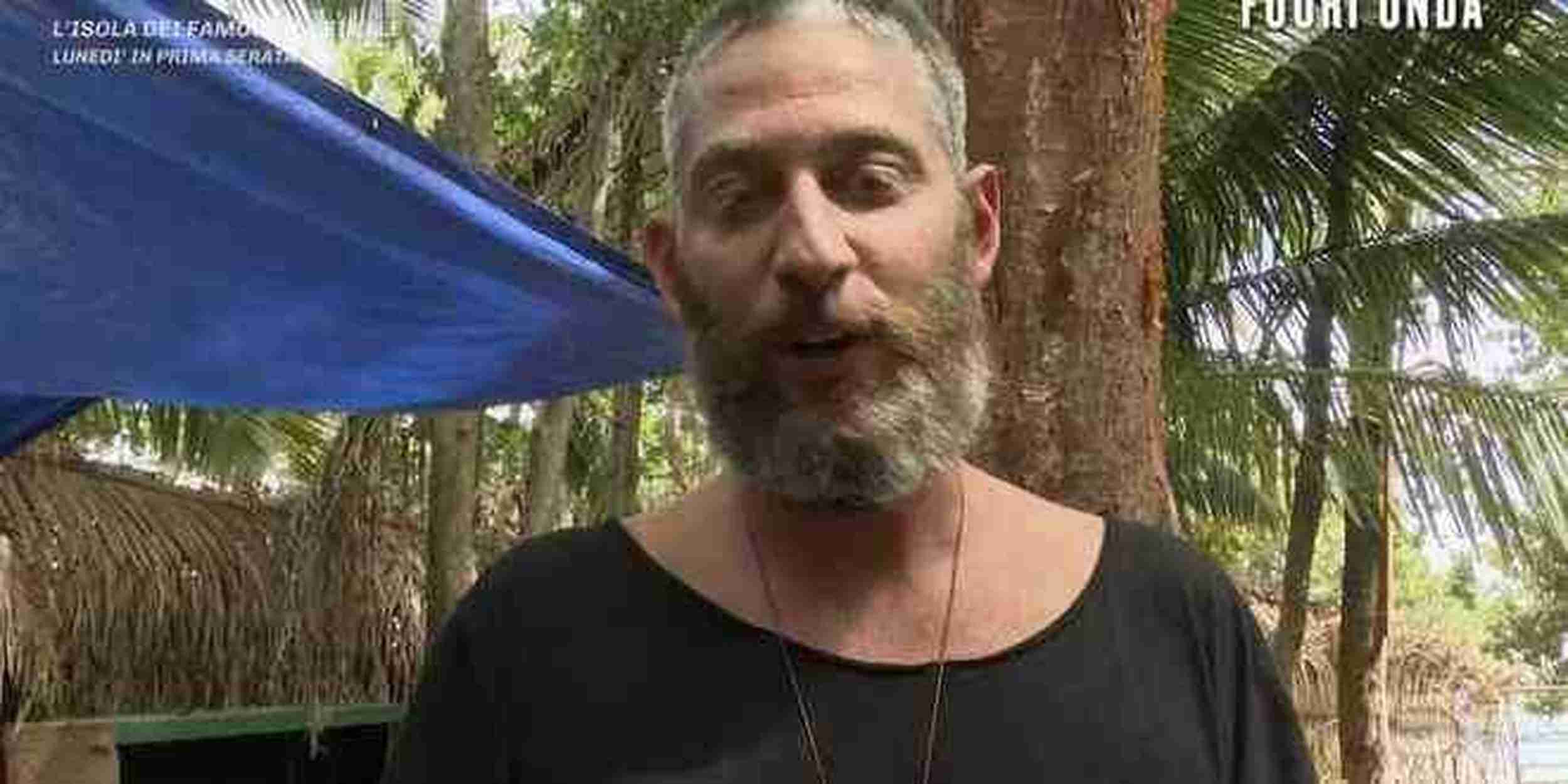 Isola dei Famosi, emergono i retroscena: “Edoardo Tavassi perdeva il lume della ragione”