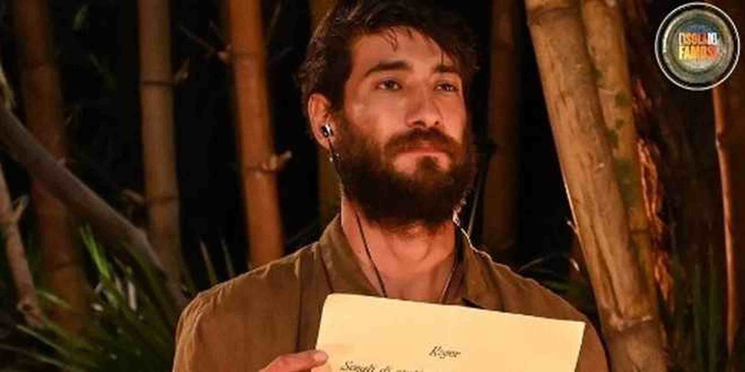Isola dei Famosi, Roger Balduino e le story Instagram col cuscino anti-emorroidi