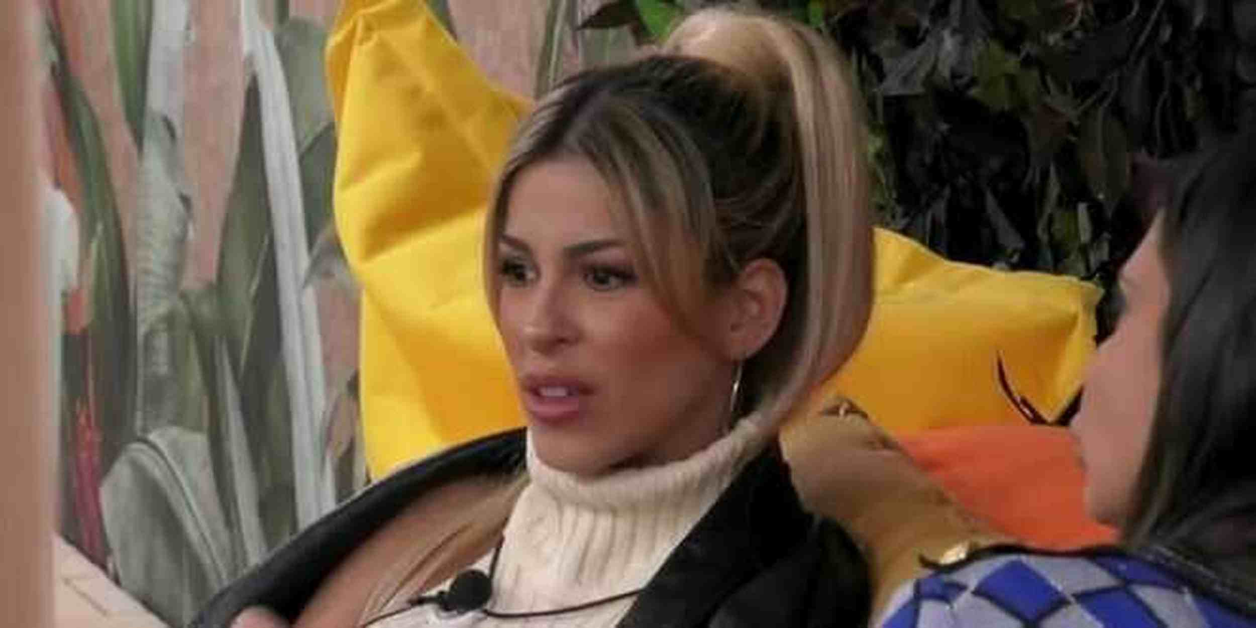 Gf Vip 2022, Oriana inferocita contro Alberto