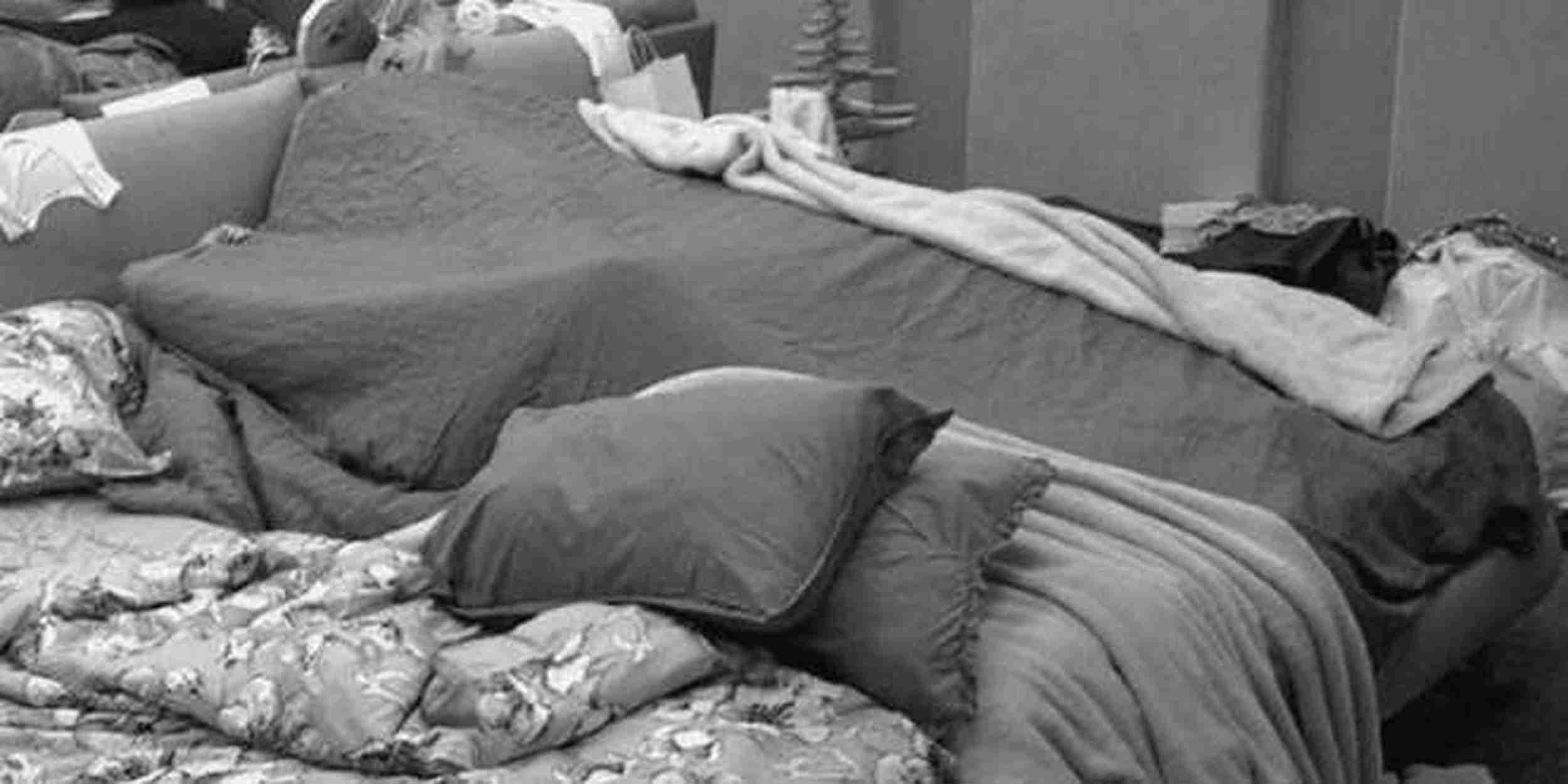 GF Vip, scatta il bacio tra Daniele e Oriana: i due vanno sotto le coperte e si sente tutto