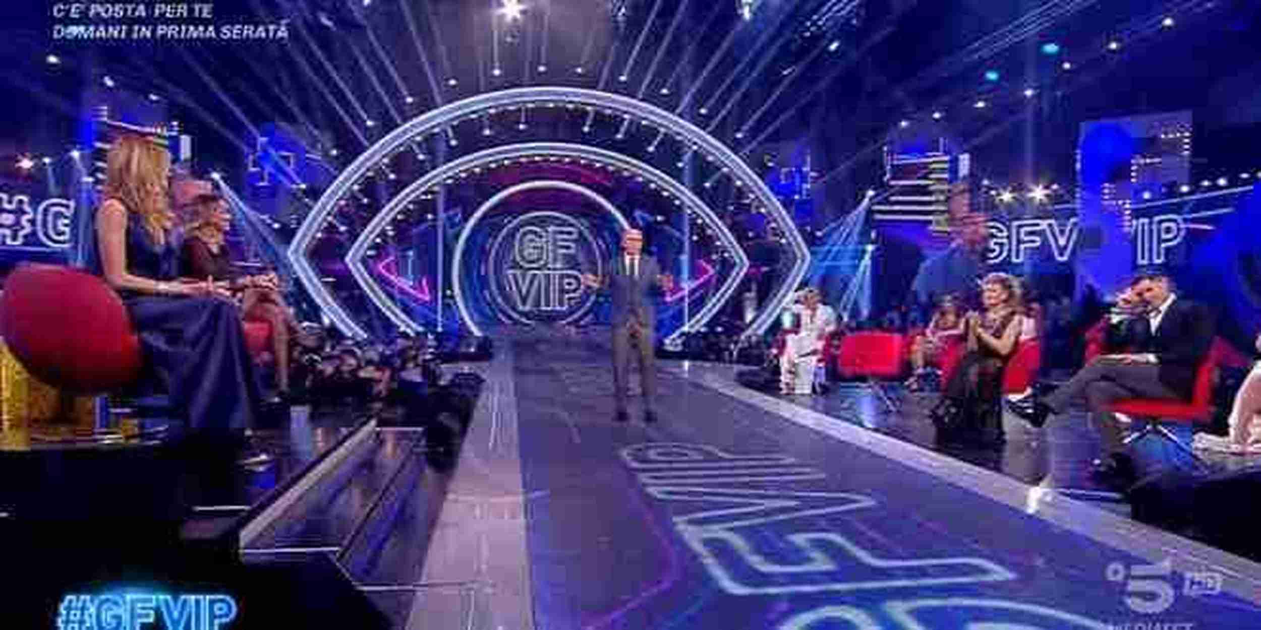 Grande Fratello Vip 7, tre concorrenti ripresi dalla regia rischiano provvedimenti