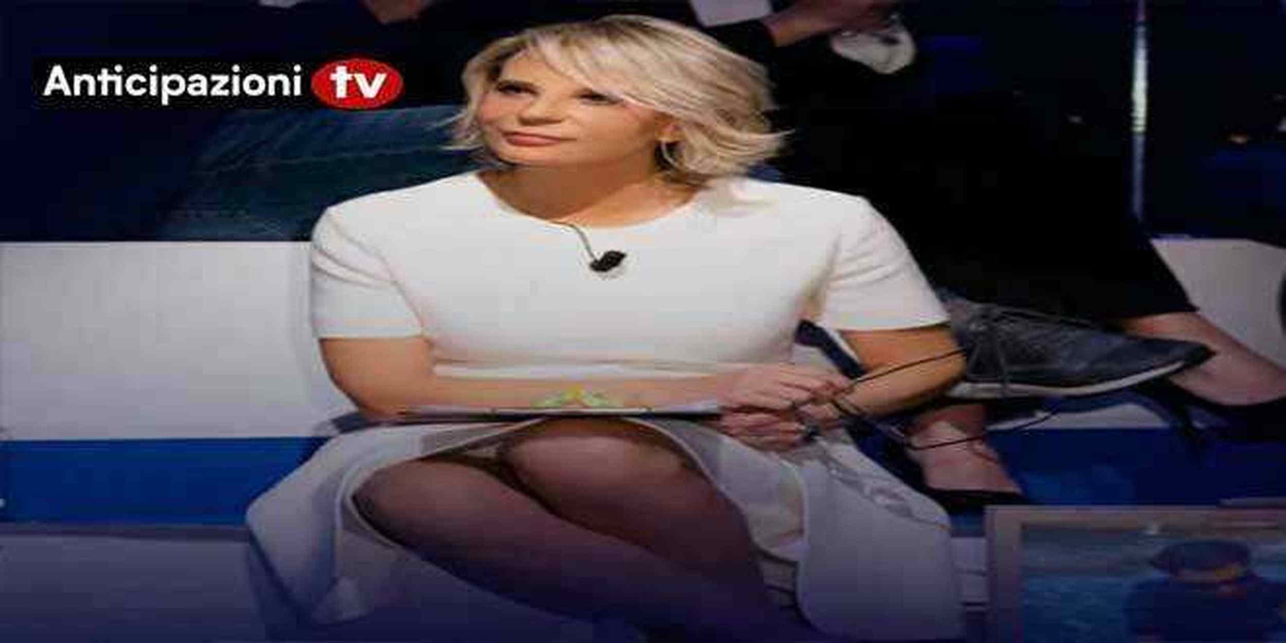 Maria De FIlippi e i suoi outfit da paura: dalla tuta sportiva a vestito con i tacchi a spillo