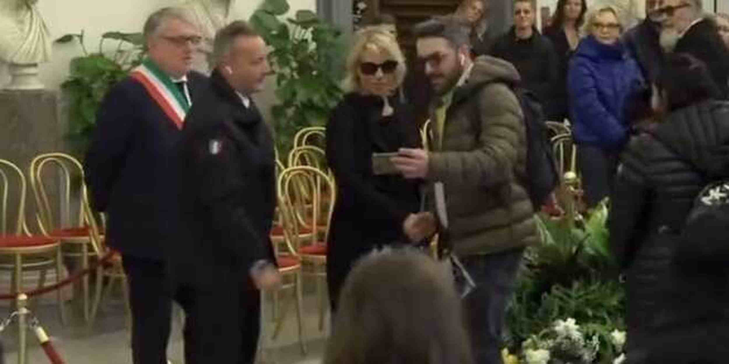 Morte Costanzo, nei guai l’autore del selfie con la De Filippi: perseguitato e costretto a sparire