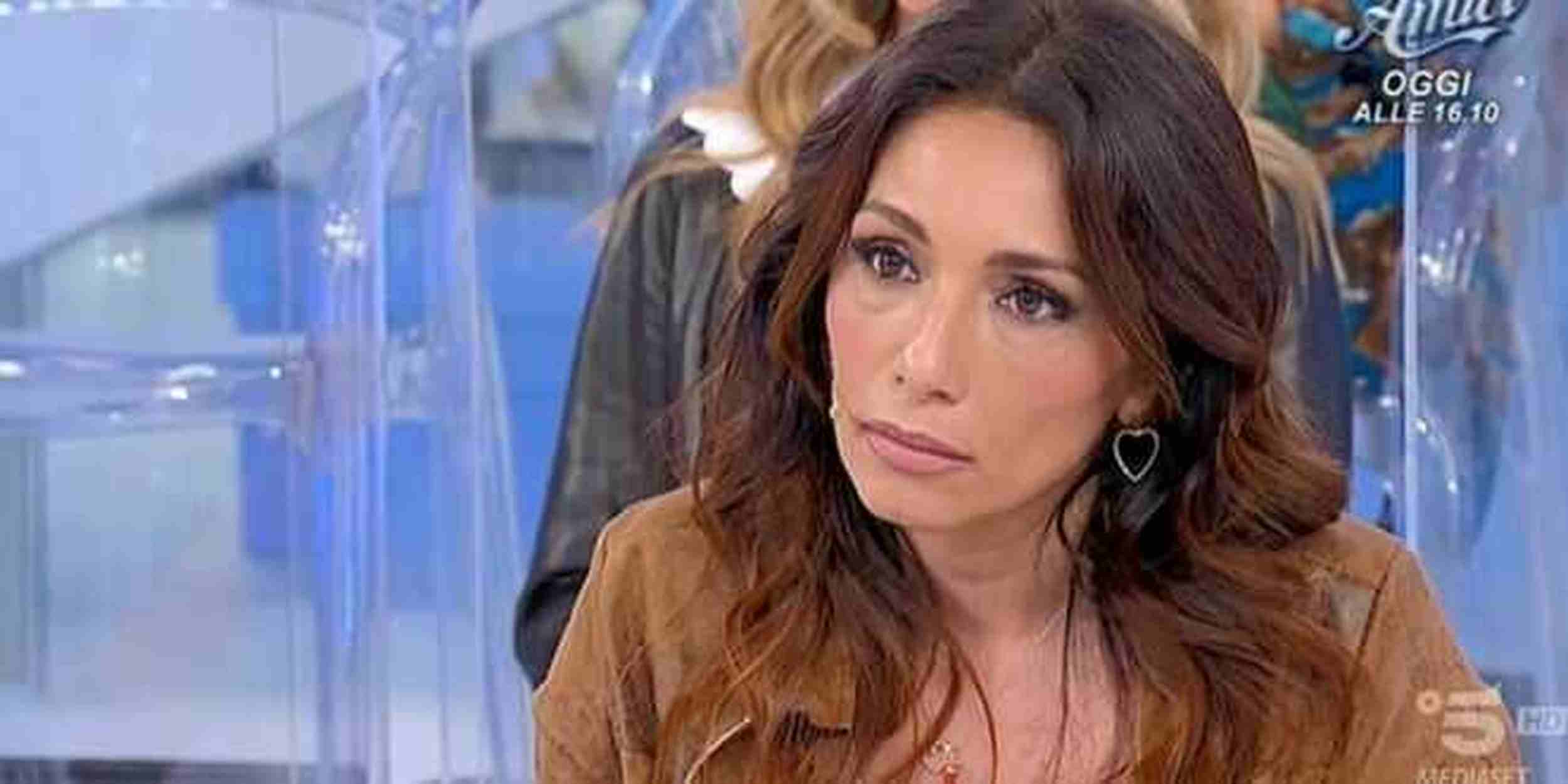 Uomini e donne, Maria De Filippi a Desdemona: “sarebbe meglio se lasci lo studio”
