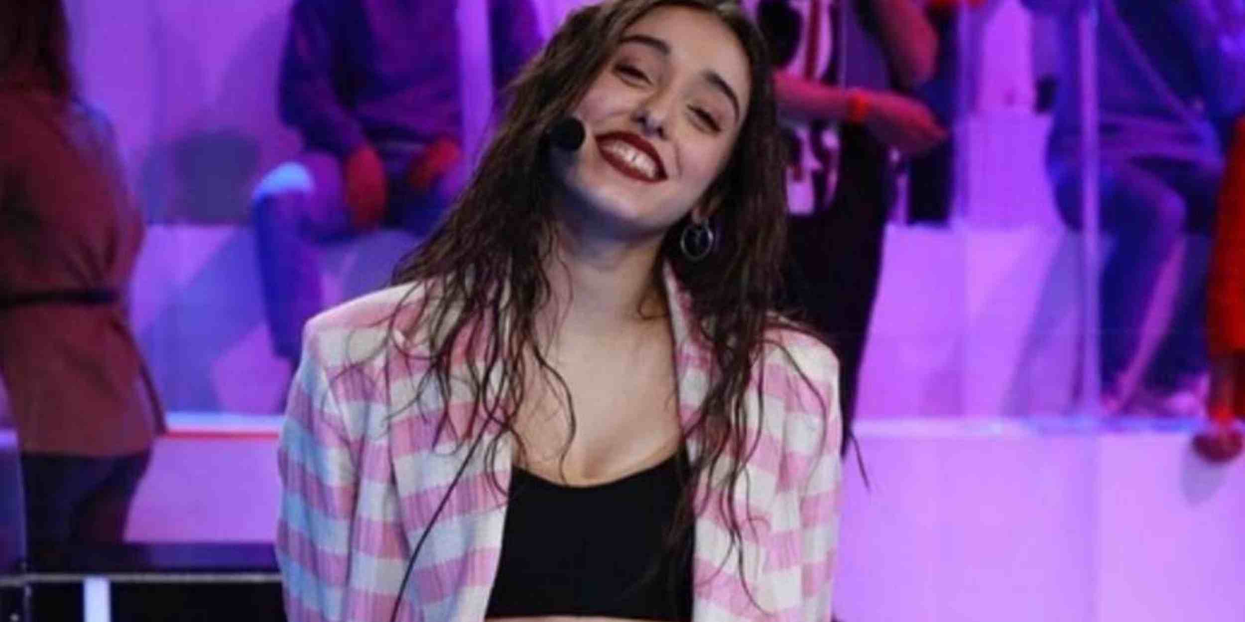 Amici, Giulia Stabile corteggiata da un noto ballerino: “Mi è stato dietro per un mese”