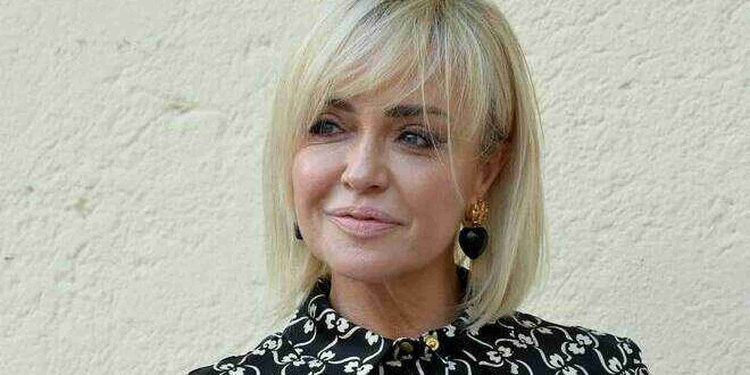 Paola Barale a sorpresa annuncia il suo libro, rivela di aver abortito e chi era il padre