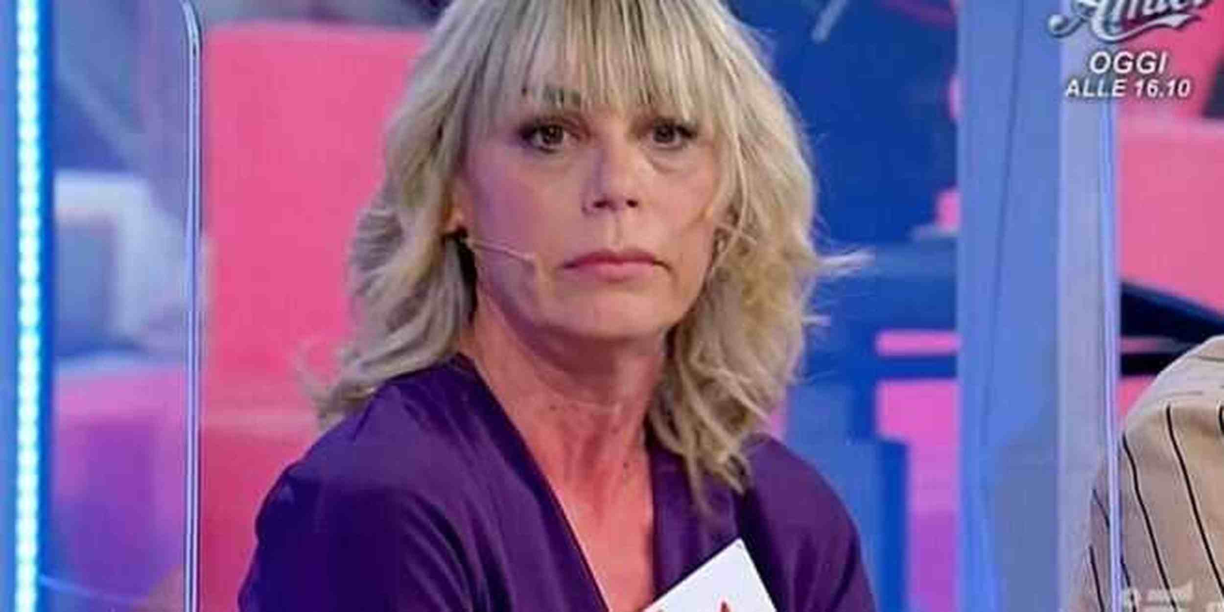 Uomini e Donne, anche Aurora Tropea fatta fuori: c’entrano le minacce a Gianni Sperti?