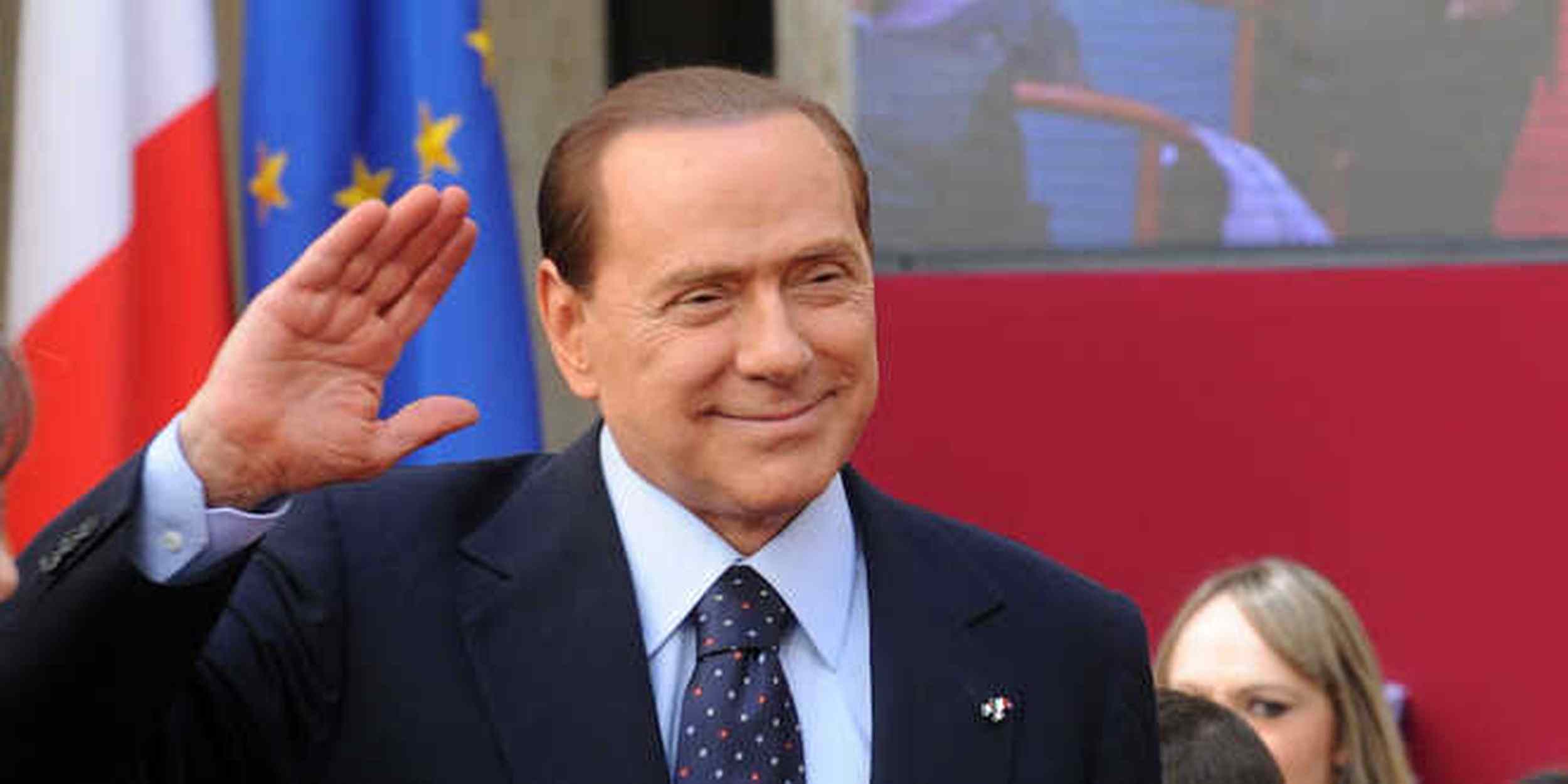 Morte Berlusconi, palinsesti stravolti: salta l’Isola dei Famosi, gli speciali sull’ex premier