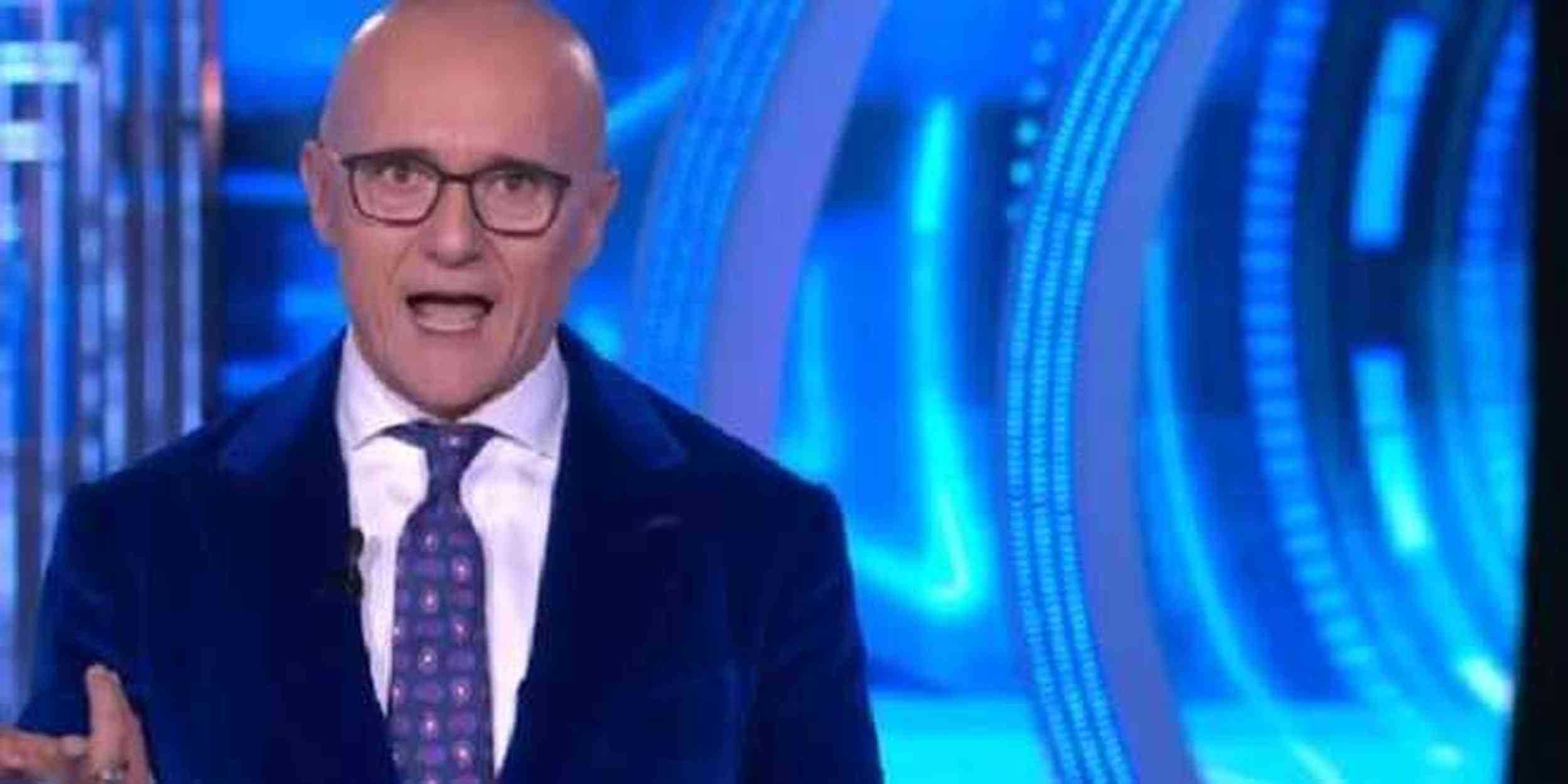 Grande Fratello, noto attore dice “no” a Signorini: “Mi godo mio figlio”