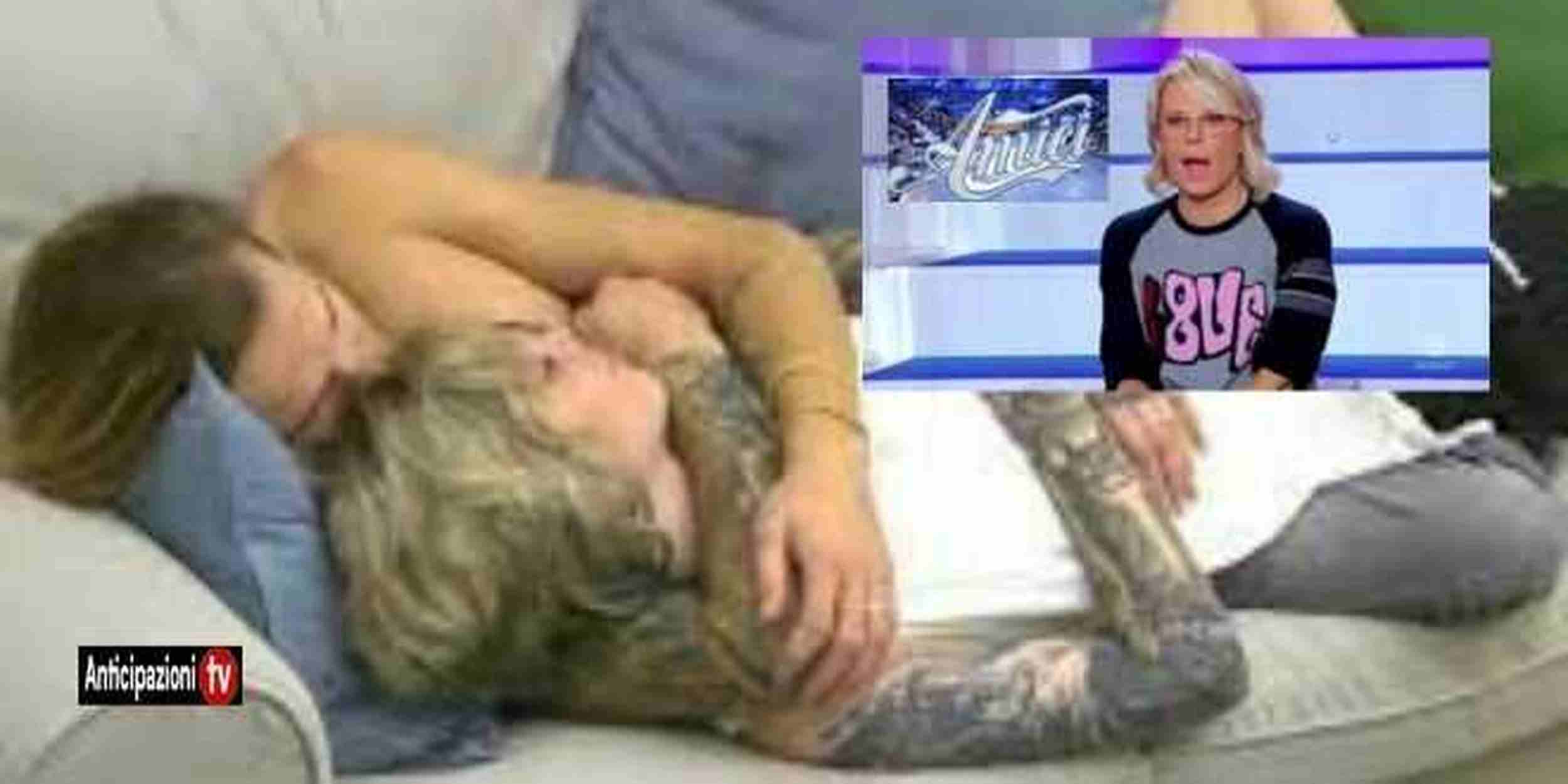 Amici 23, scatta il bacio tra due allievi della scuola: ecco chi