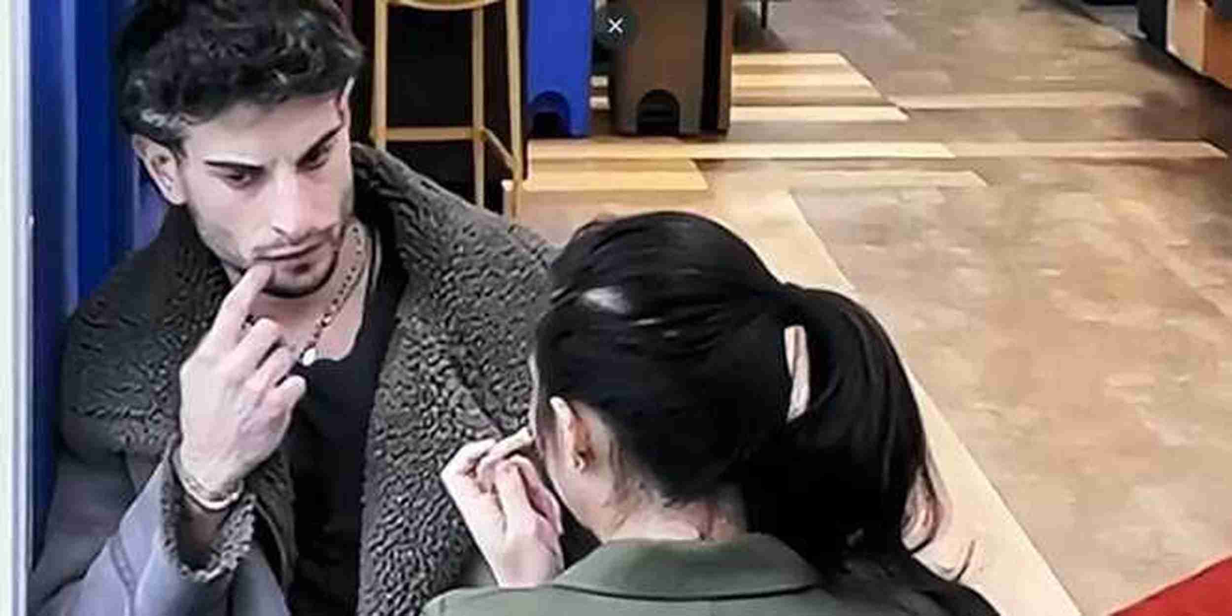 GF 2023, Giuseppe Garibaldi e Rosy Chin coprono i microfoni e parlano in codice: ecco cosa si sono detti