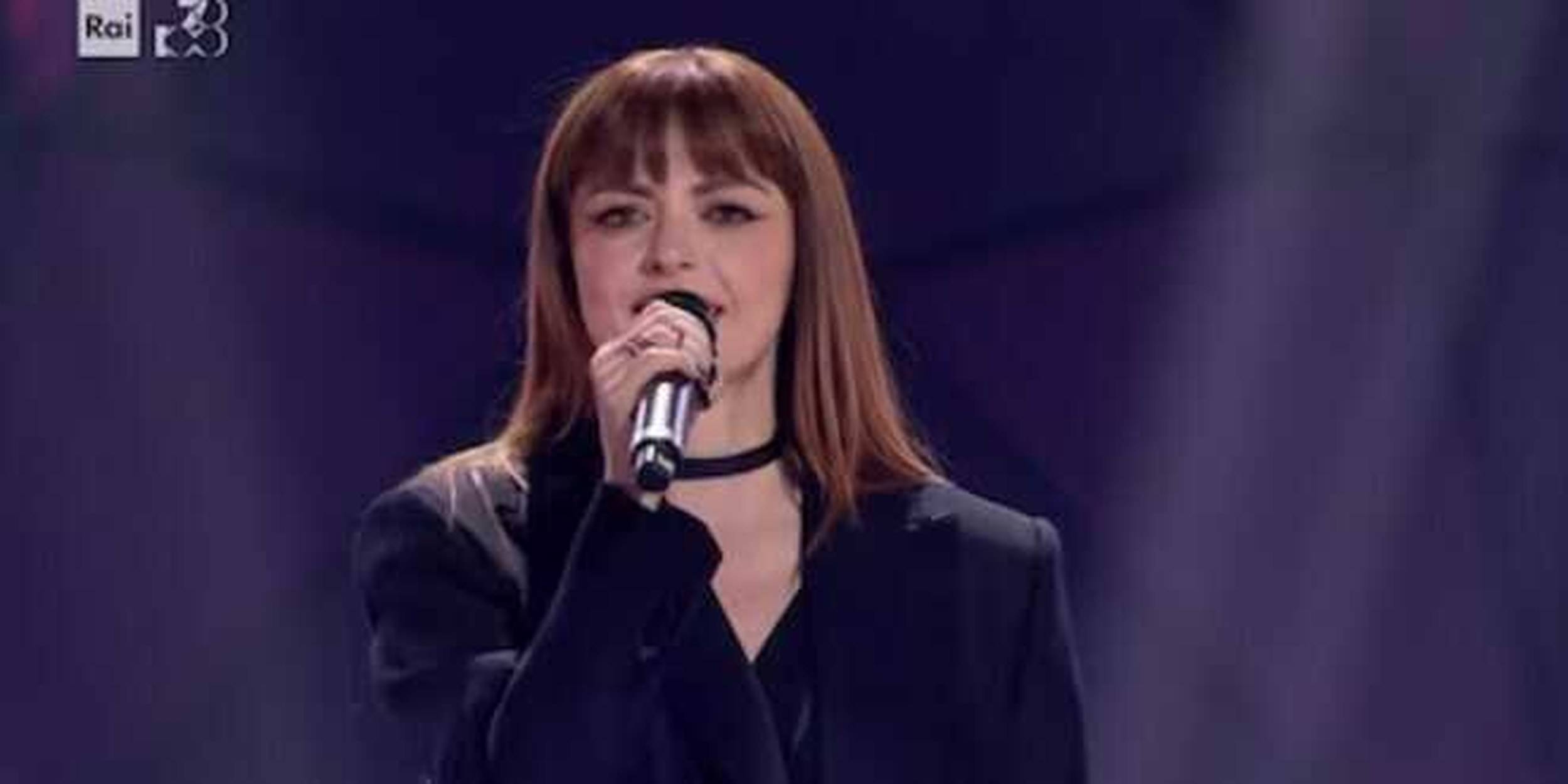 Annalisa è incinta? Il pancino sospetto e il gesto al Festival non passano inosservati