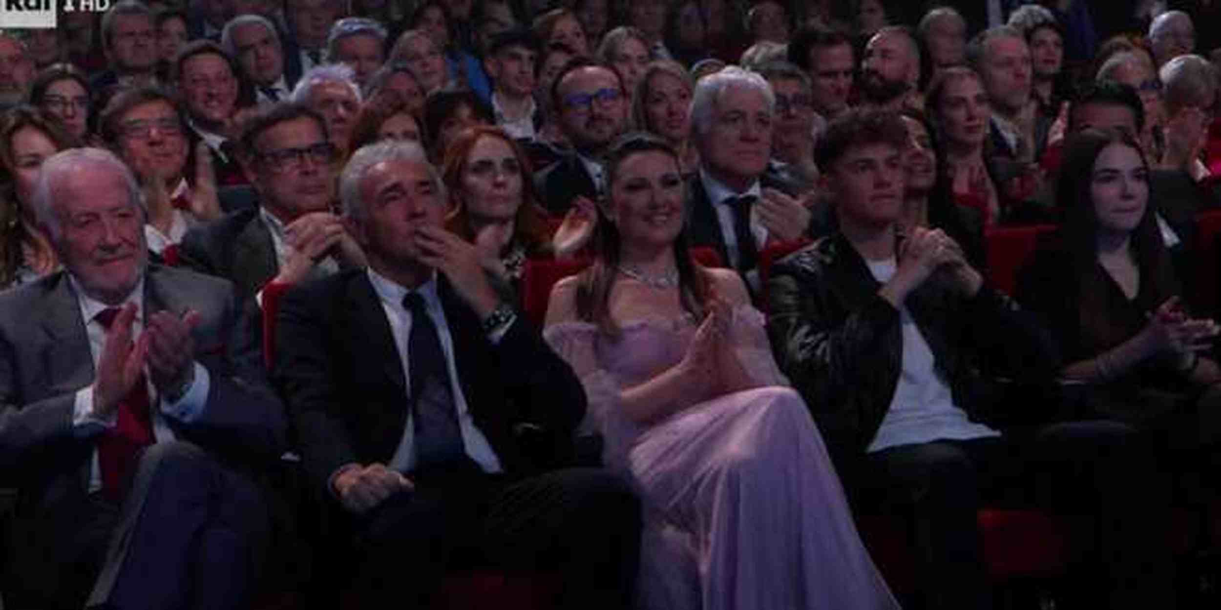 Festival di Sanremo, il figlio di Amadeus è fidanzato? Ecco chi sarebbe la ragazza seduta vicino a lui in platea