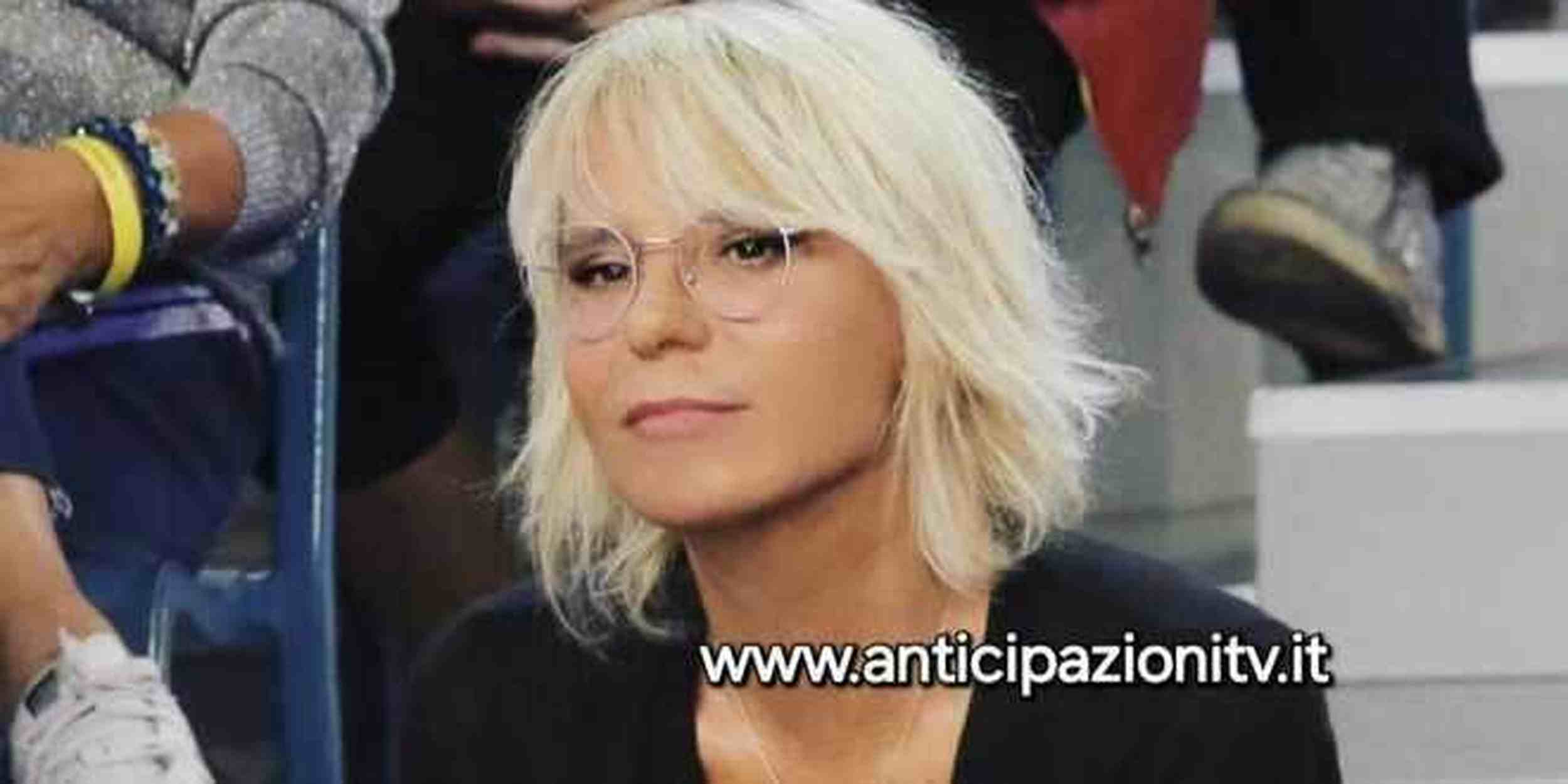 Uomini e Donne, Maria De Filippi e i cinque possibili tronisti: due arrivano dal trono over