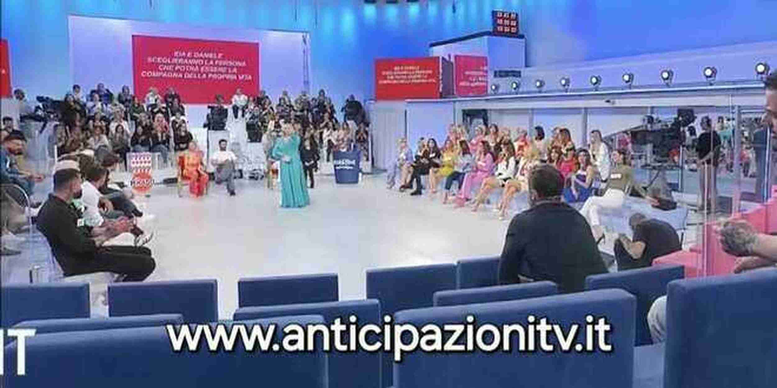 Uomini e Donne, una dama e un cavaliere verso il ritorno in studio: lei conferma la rottura