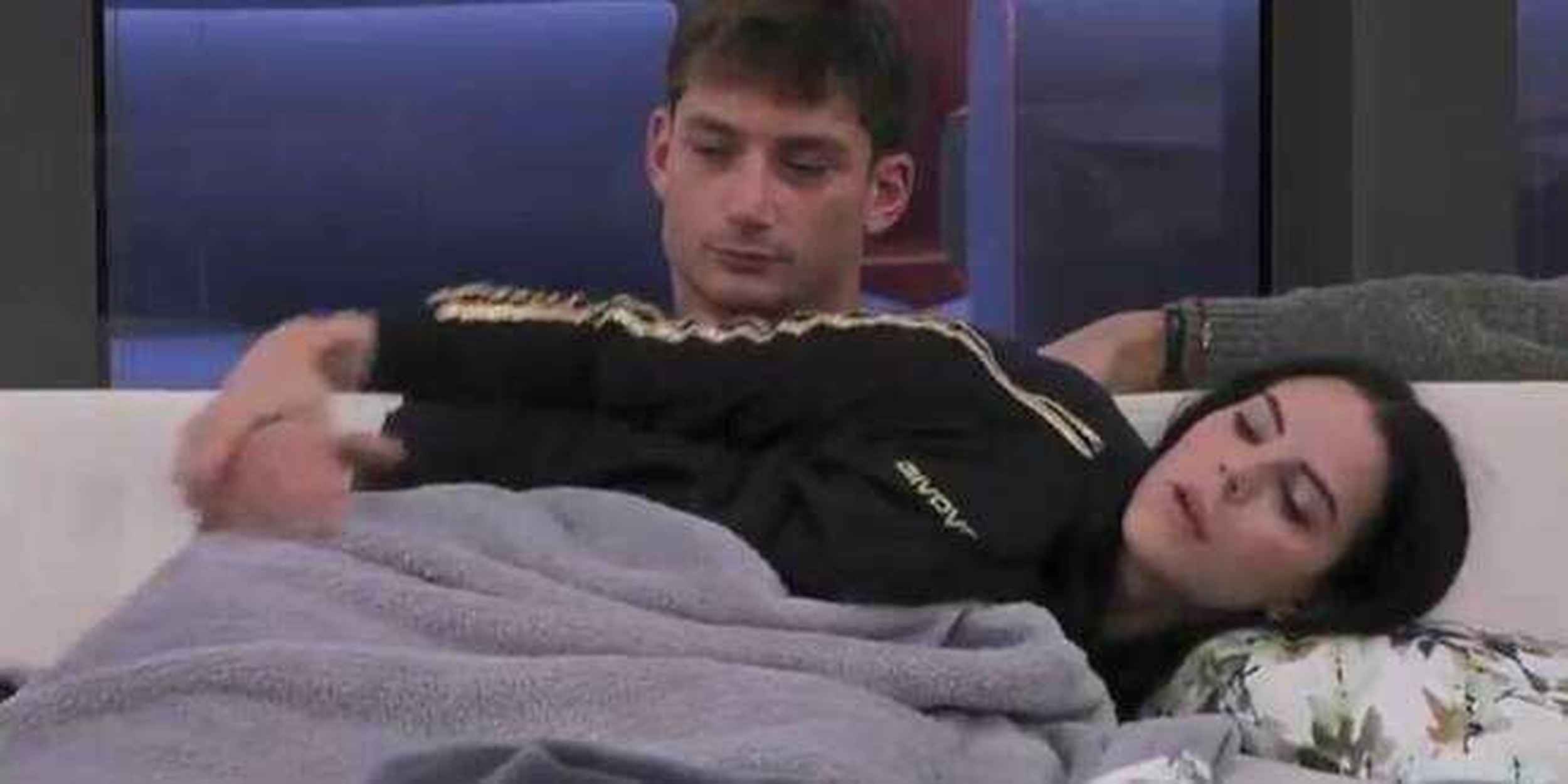 Grande fratello 25, Tommaso Franchi esagera e tocca più volte Shaila Gatta: lei reagisce malissimo