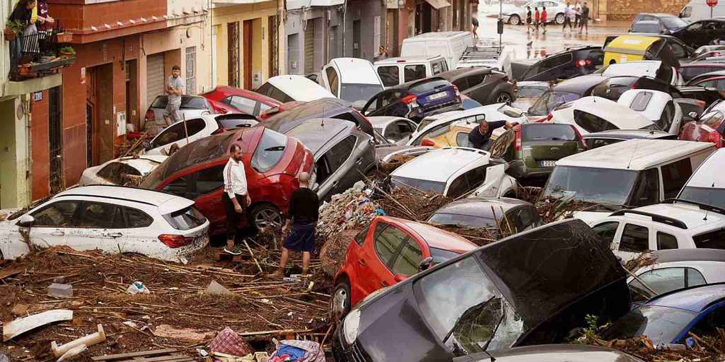 Spagna travolta dal disastro: oltre 211 morti, dispersi e danni ingenti a Valencia