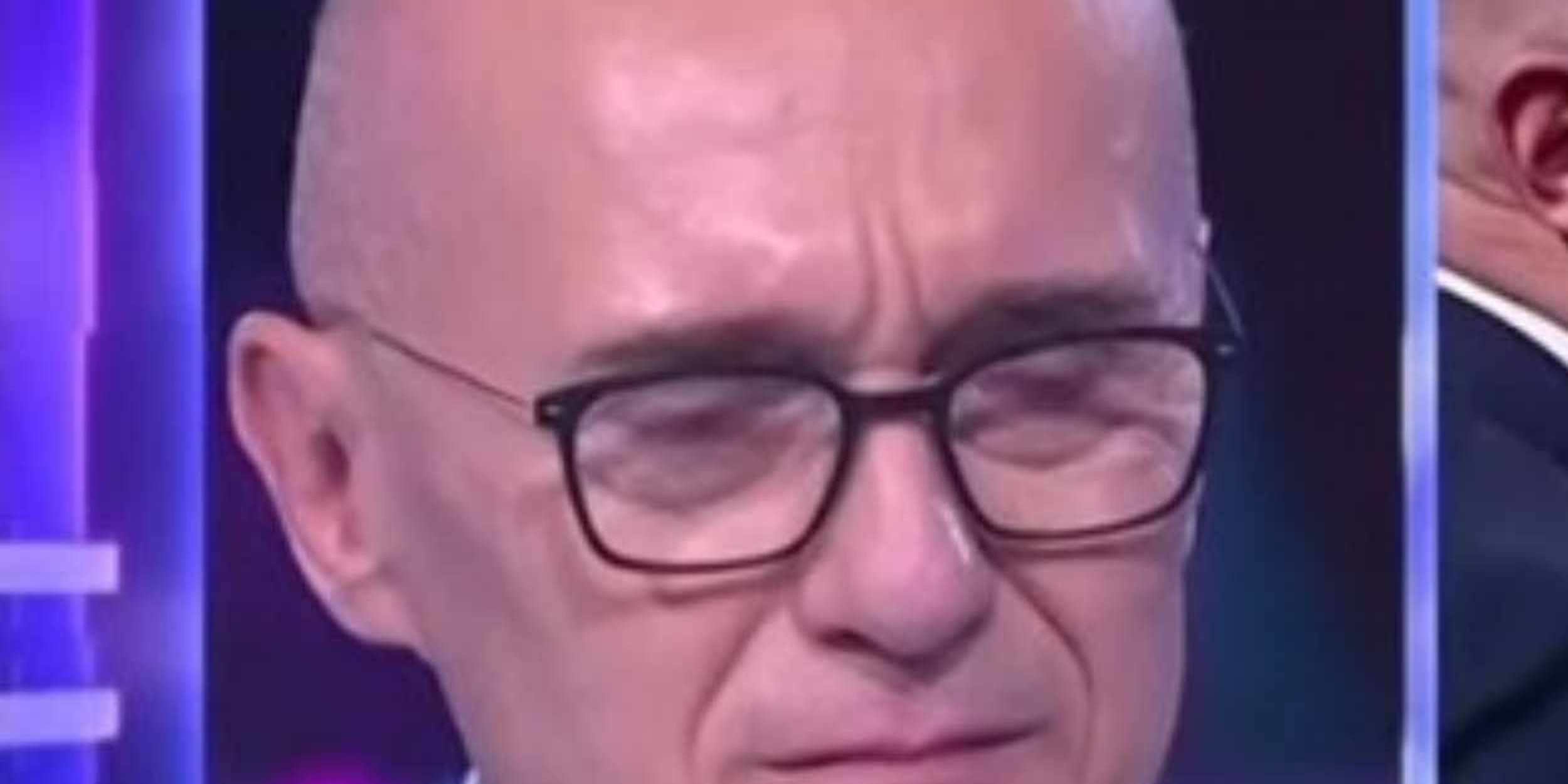 Grande Fratello, Alfonso Signorini in lacrime: “A 31 anni ho raccontato di essere gay”