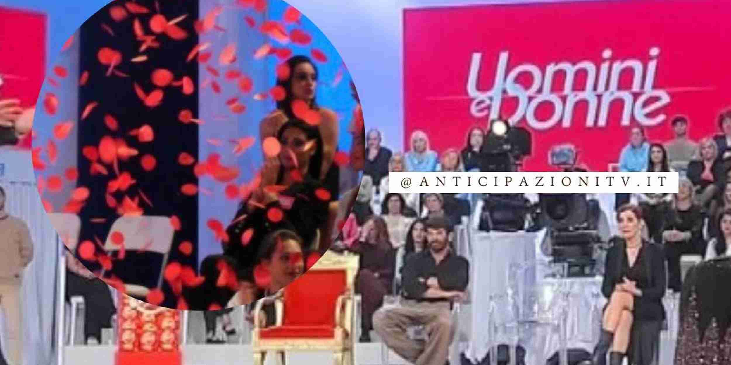 Uomini e Donne registrazione 27 Aprile, pioggia di petali rossi: nascono quattro coppie