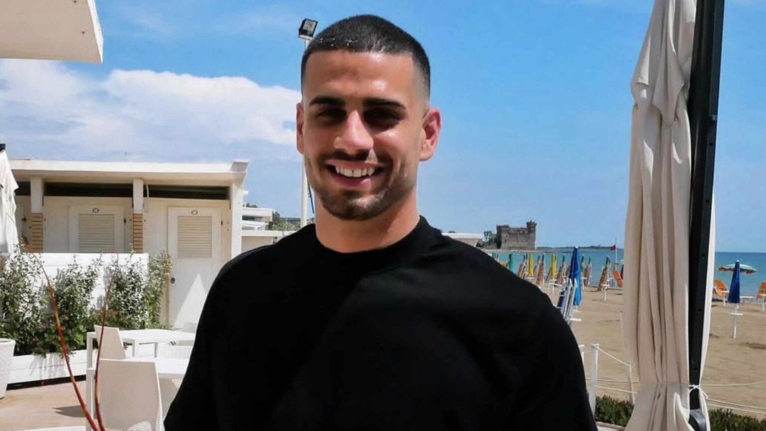 Alessio Pecorelli mentre lavora: la sua frequentazione con una ragazza bionda divide il pubblico di Uomini e Donne.