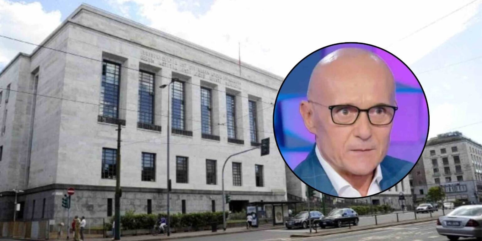 Alfonso Signorini in primo piano davanti a un edificio giudiziario, immagine simbolica dell’indagine della Procura di Milano e delle parole dei suoi legali.