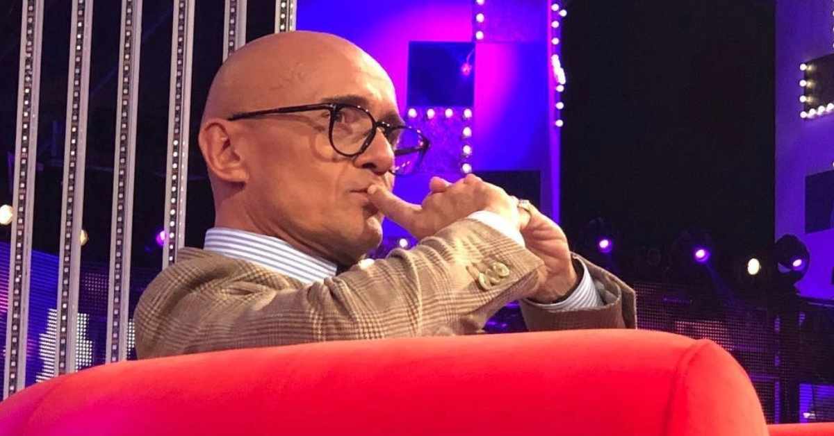 Alfonso Signorini nello studio del Grande Fratello, al centro di una possibile revisione dopo gli ascolti deludenti.