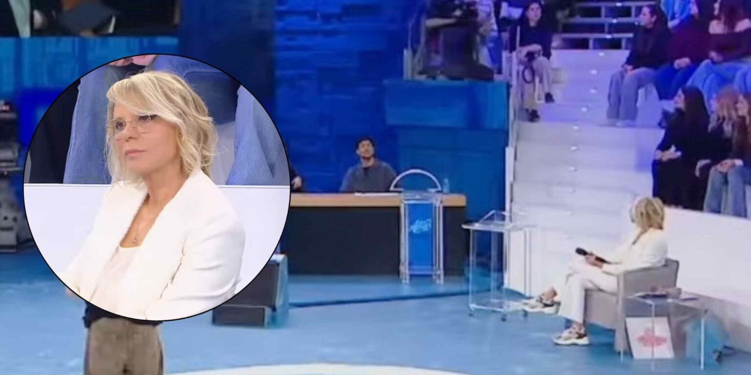 Samuele Barbetta in sala prove mentre commenta la rappresentazione dell’amore ad Amici