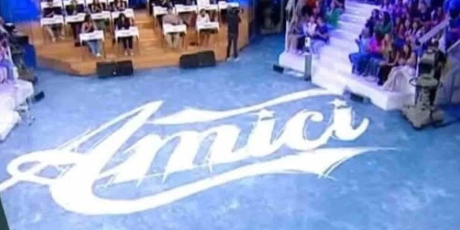 Amici, registrazione del 18 dicembre 2025 con Arisa, Angelo Madonia e Garrison tra giudizi, sfide e momenti live.