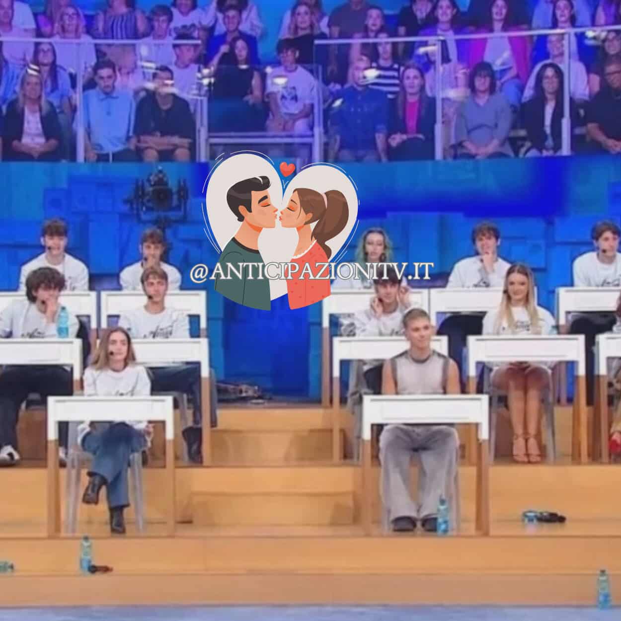 Riccardo Stimolo e Maria Rosaria Dalmonte vicini sul divano ad Amici 25