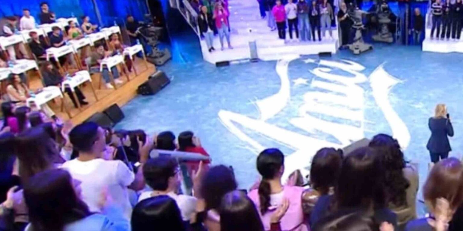 Studio di Amici 25 durante la registrazione del 15 gennaio 2026 con giudici Brunori Sas e Rossella Brescia, classifiche gara canto e gara ballo