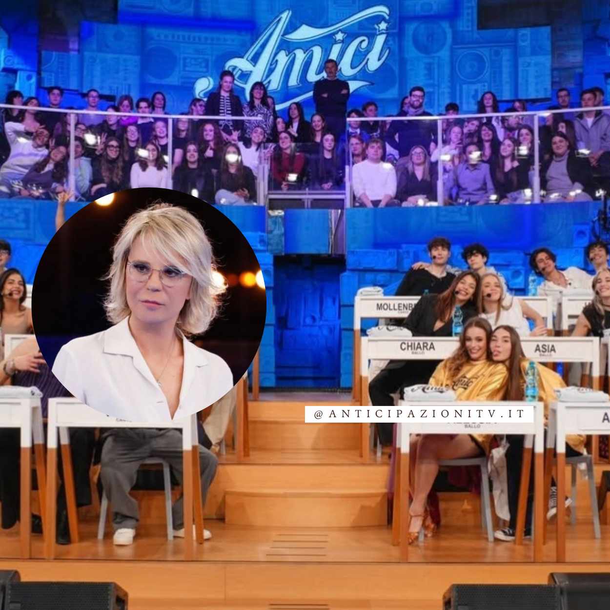 Maria De Filippi si inginocchia davanti a Elisa durante la registrazione di Amici del 21 febbraio 2025.