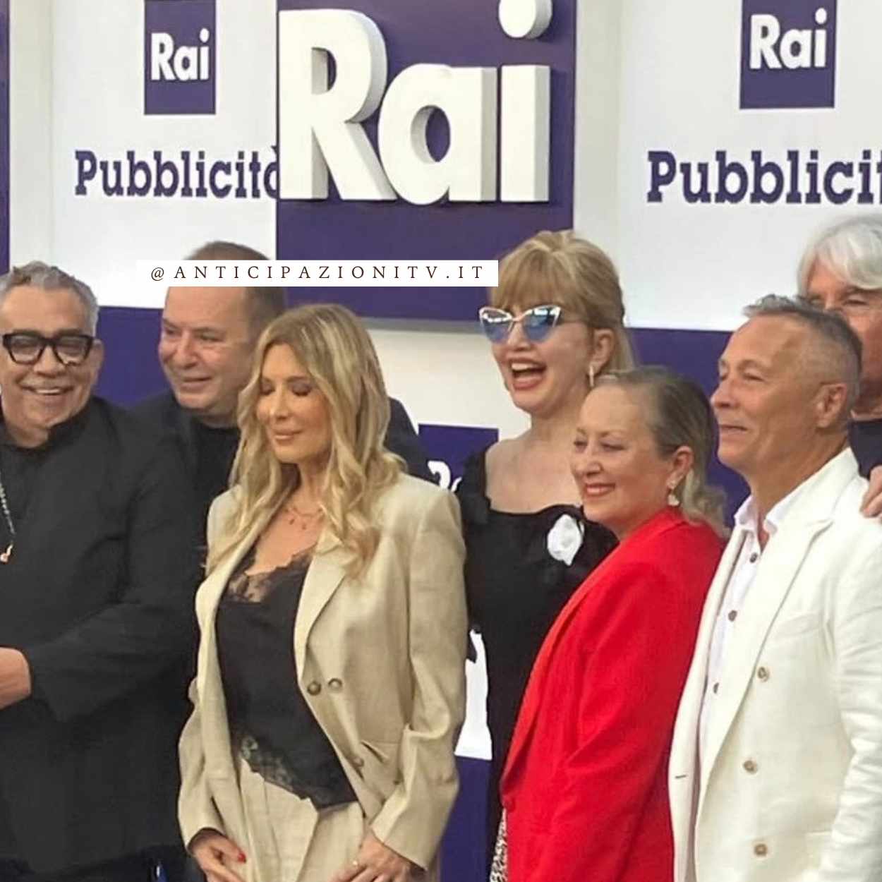 Milly Carlucci con i concorrenti di Ballando con le Stelle 2025