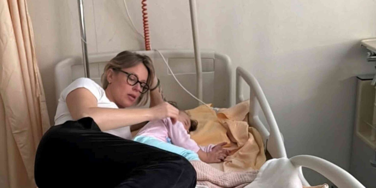 Federica Pellegrini accanto alla figlia su un lettino d’ospedale, immagine di contesto
