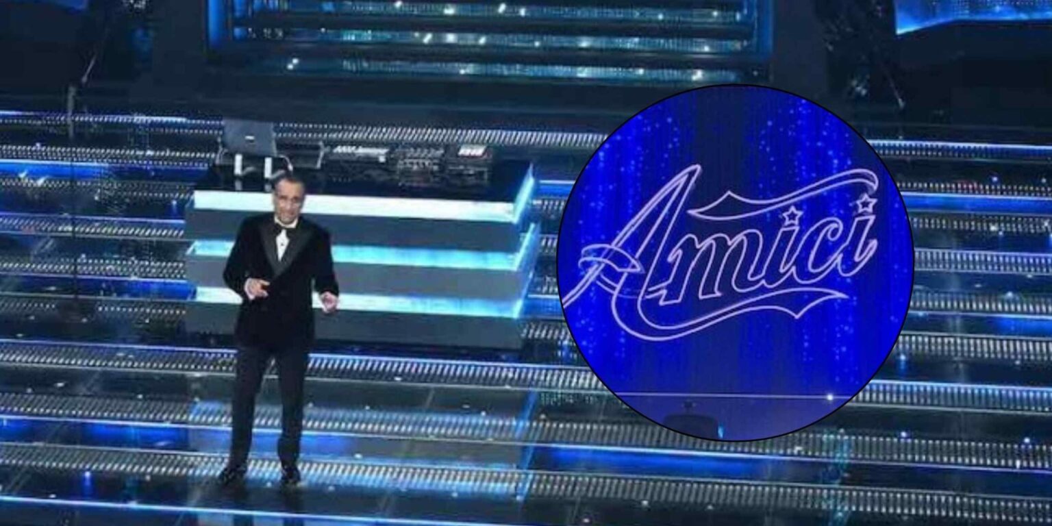 Microfono su palco con grafica Sanremo 2026 e riferimento al brano “Come noi mai”