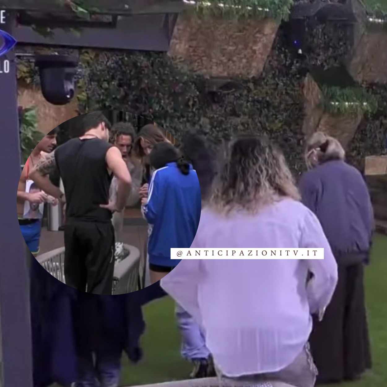 Concorrenti del Grande Fratello leggono messaggi arrivati nel giardino prima dell’intervento della produzione