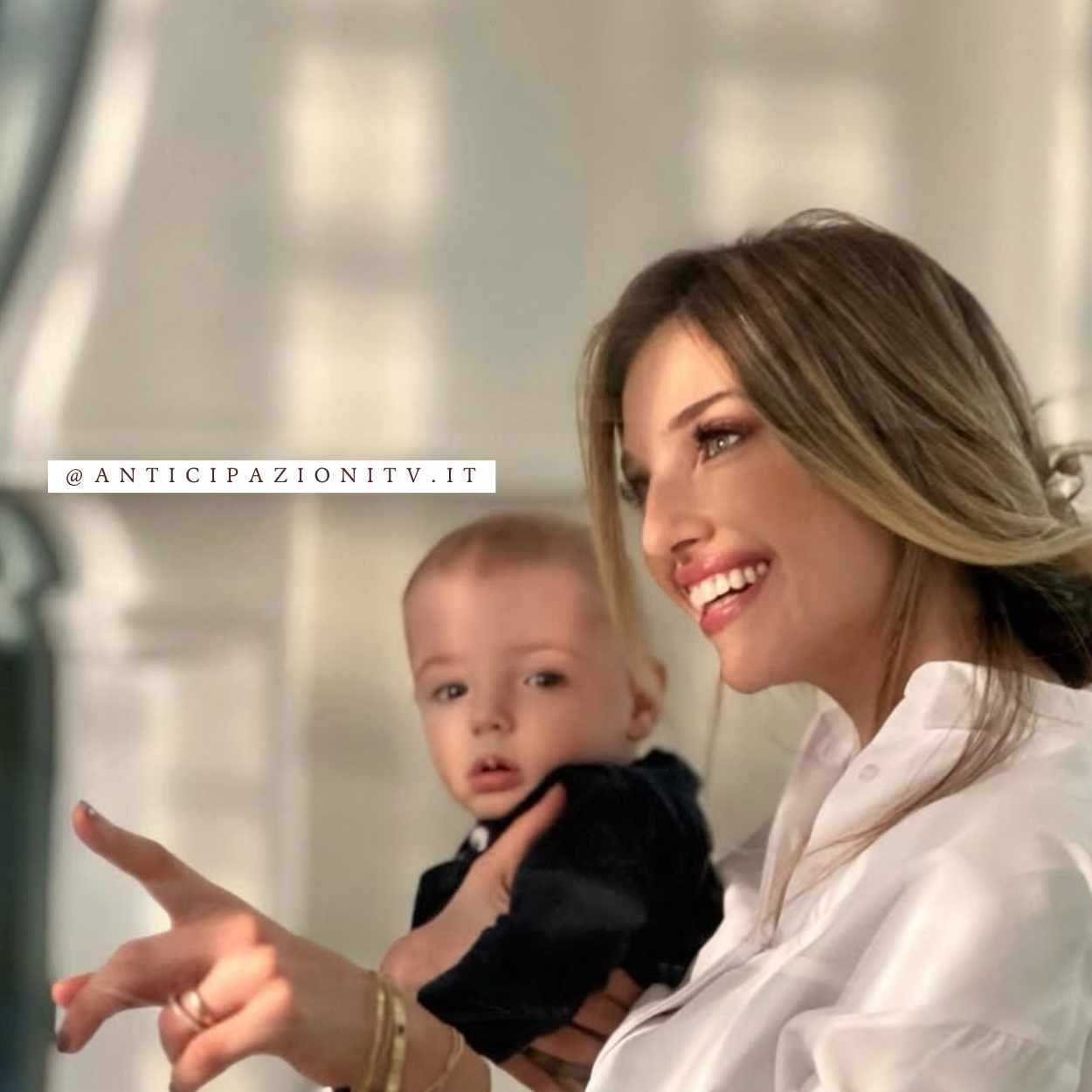 Guenda Goria emozionata mentre racconta il dramma del figlio Noah e il difficile intervento chirurgico al cervello.