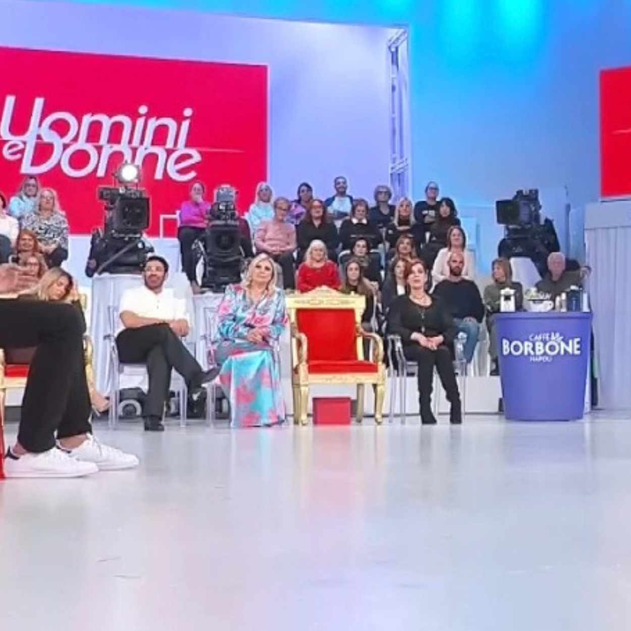 Studio di Uomini e Donne con il ritorno di una storica corteggiatrice.