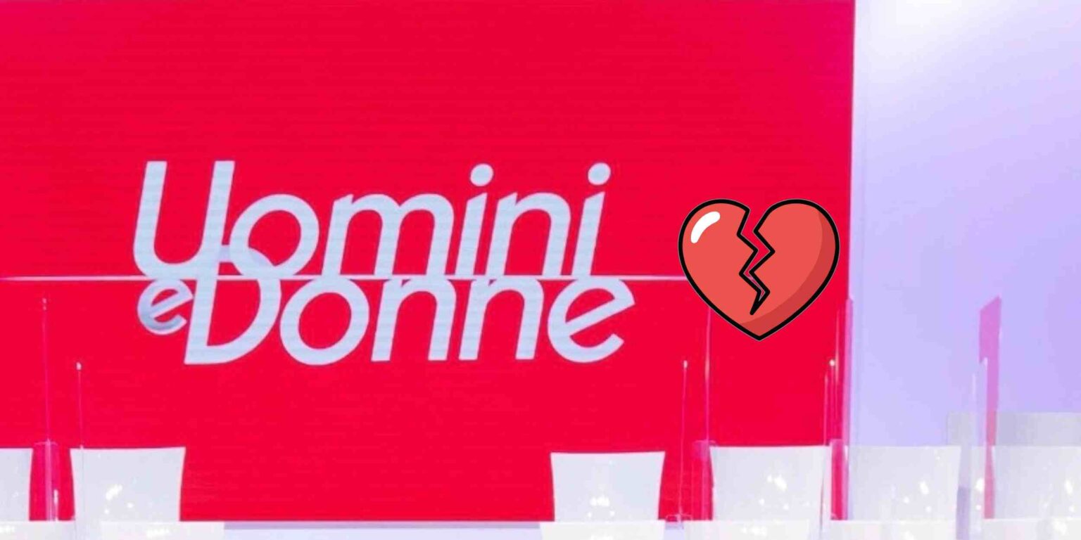 Studio di Uomini e Donne con sedute del Trono Over e del Trono Classico, immagine simbolica delle coppie che si sono lasciate nel 2025.