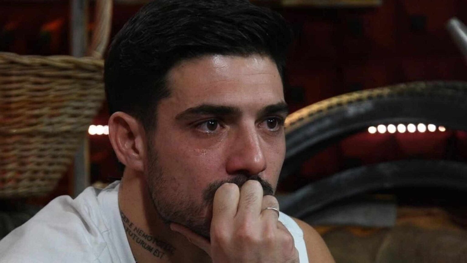 Lorenzo Spolverato piange al Grande Fratello dopo le critiche per le sue dichiarazioni.