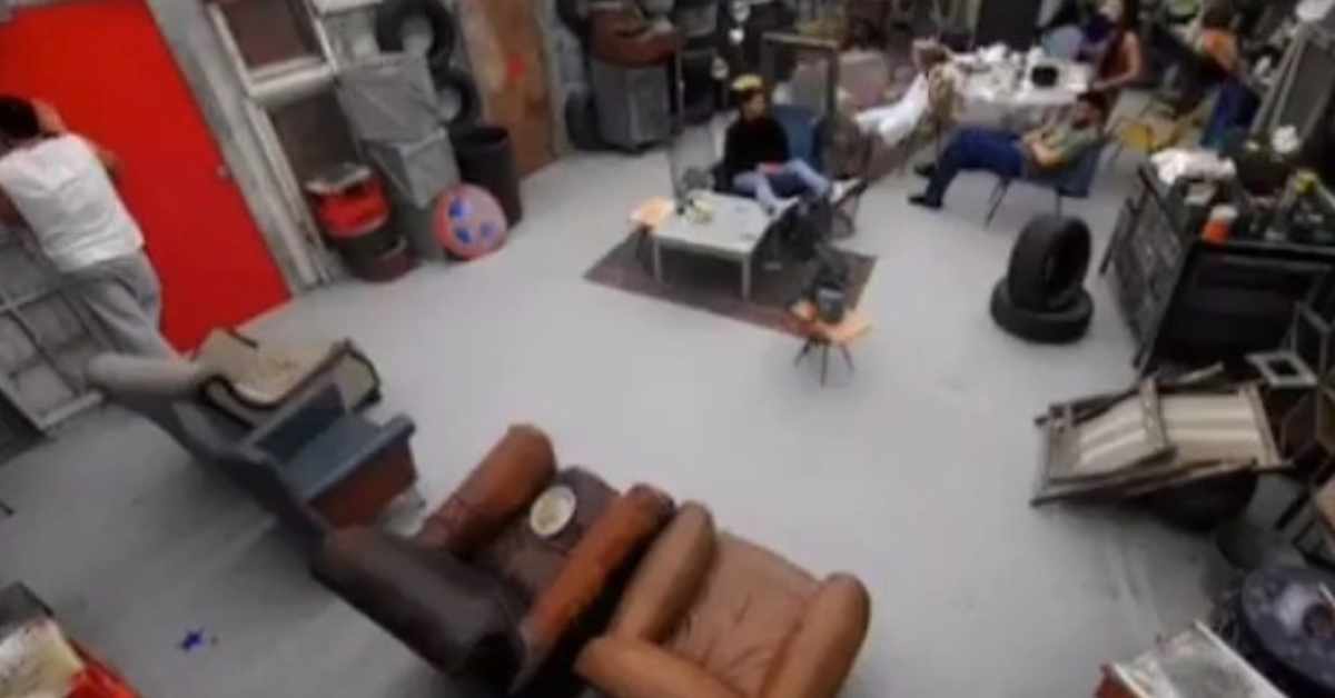 Il Tugurio del Grande Fratello in una scena della puntata con Lorenzo Spolverato protagonista.