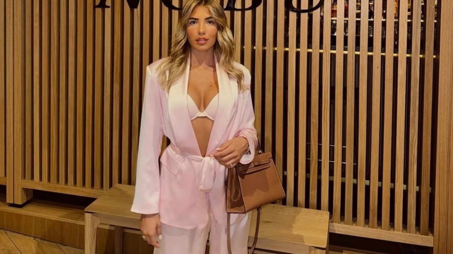 Martina De Ioannon al centro studio con Gianmarco Steri e Ciro Solimeno durante una puntata di Uomini e Donne.