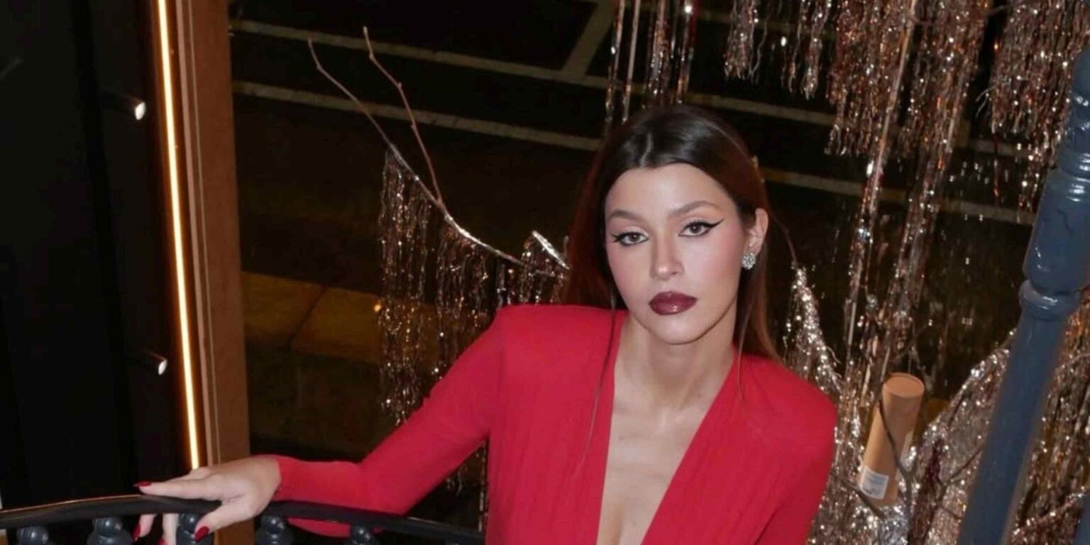 Natalia Paragoni mostra sullo smartphone l’app della gravidanza